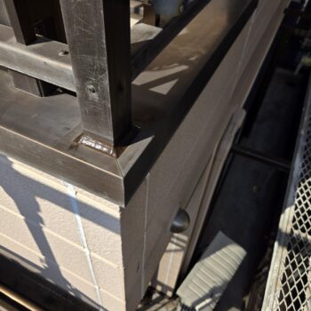 【川崎市幸区】笠木手すりのコーキング劣化で雨漏り寸前｜放置NGの危険ポイント解説